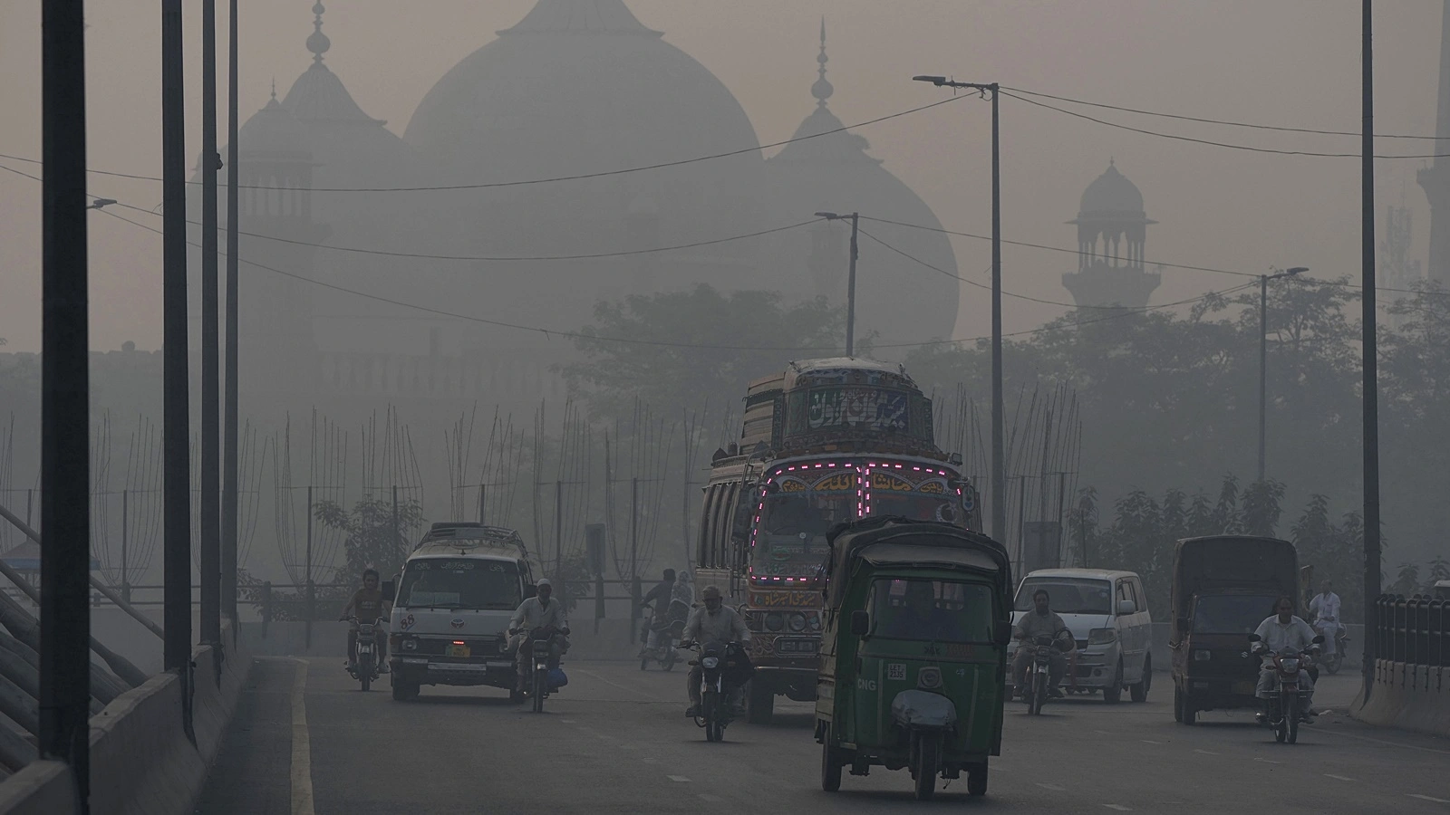 Pakistan Blames India as Lahore AQI hits 1900 